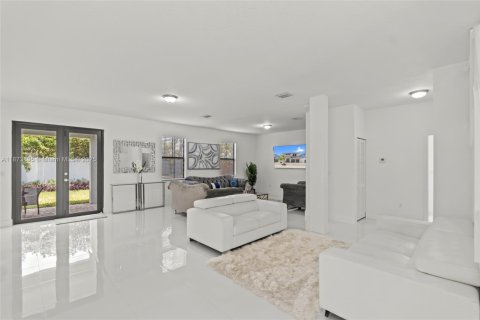 House in Miami, Florida 5 bedrooms, 320.42 sq.m. № 1927769 - photo 21