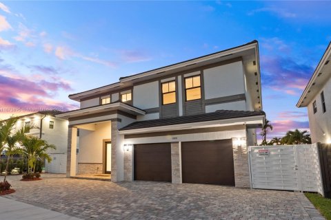 House in Miami, Florida 5 bedrooms, 320.42 sq.m. № 1927769 - photo 2