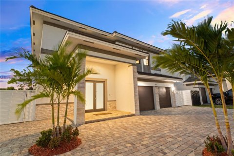 House in Miami, Florida 5 bedrooms, 320.42 sq.m. № 1927769 - photo 4