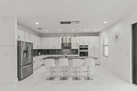House in Miami, Florida 5 bedrooms, 320.42 sq.m. № 1927769 - photo 26