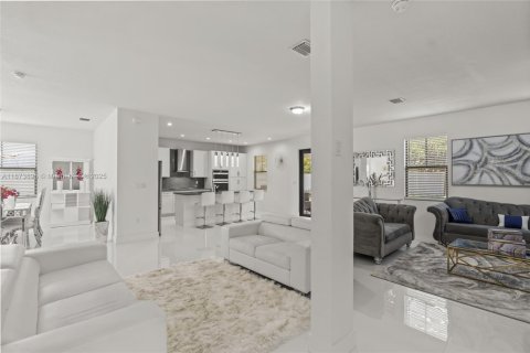 House in Miami, Florida 5 bedrooms, 320.42 sq.m. № 1927769 - photo 22