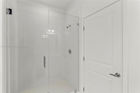House in Miami, Florida 5 bedrooms, 320.42 sq.m. № 1927769 - photo 30