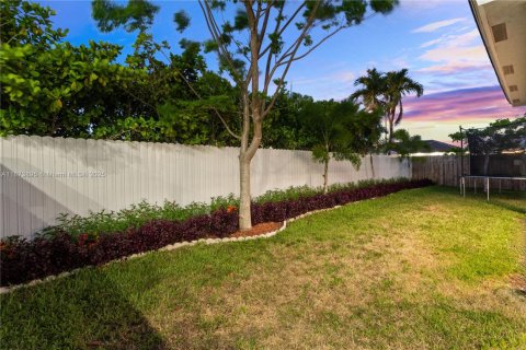 House in Miami, Florida 5 bedrooms, 320.42 sq.m. № 1927769 - photo 11