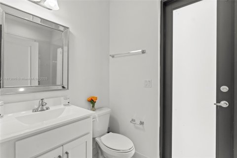 House in Miami, Florida 5 bedrooms, 320.42 sq.m. № 1927769 - photo 29