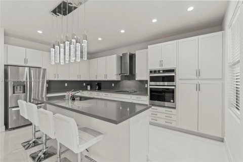 House in Miami, Florida 5 bedrooms, 320.42 sq.m. № 1927769 - photo 27