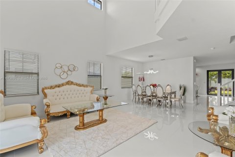 House in Miami, Florida 5 bedrooms, 320.42 sq.m. № 1927769 - photo 15