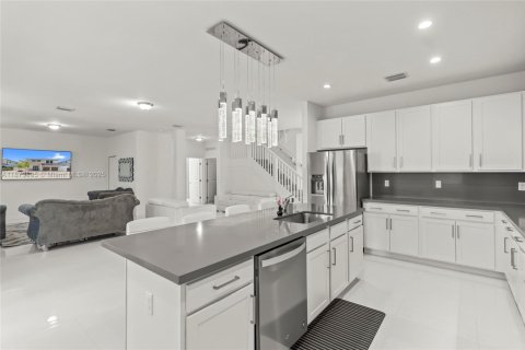 House in Miami, Florida 5 bedrooms, 320.42 sq.m. № 1927769 - photo 28