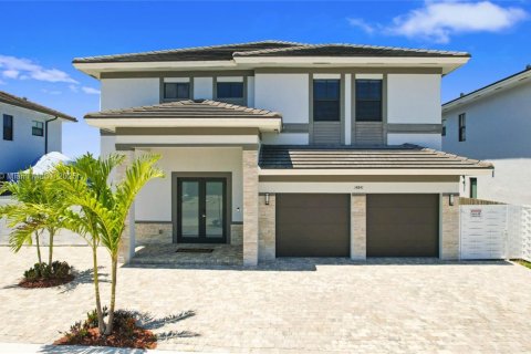 House in Miami, Florida 5 bedrooms, 320.42 sq.m. № 1927769 - photo 12