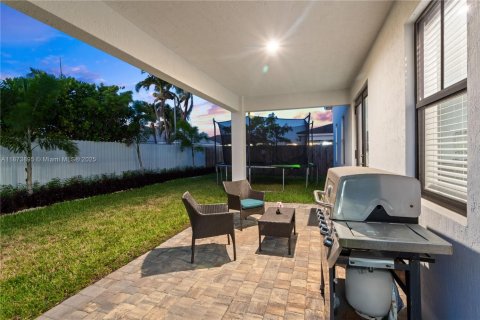 House in Miami, Florida 5 bedrooms, 320.42 sq.m. № 1927769 - photo 7