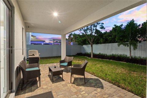 House in Miami, Florida 5 bedrooms, 320.42 sq.m. № 1927769 - photo 8