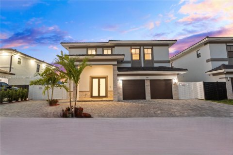 House in Miami, Florida 5 bedrooms, 320.42 sq.m. № 1927769 - photo 1