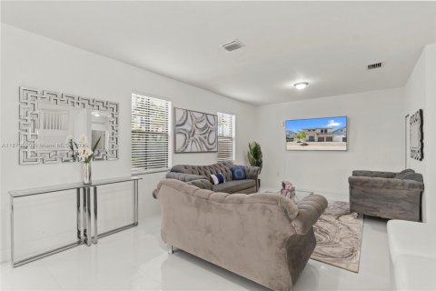 House in Miami, Florida 5 bedrooms, 320.42 sq.m. № 1927769 - photo 24