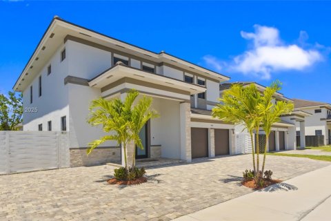 House in Miami, Florida 5 bedrooms, 320.42 sq.m. № 1927769 - photo 14