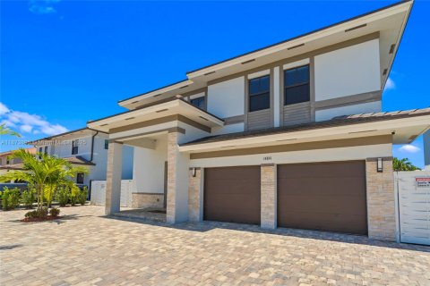 House in Miami, Florida 5 bedrooms, 320.42 sq.m. № 1927769 - photo 13