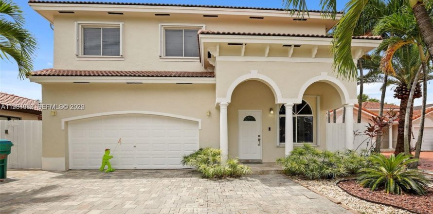 House in Miami, Florida 4 bedrooms, 186.83 sq.m. № 2043287