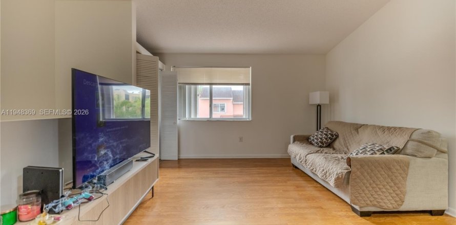 Кондоминиум с 2 спальнями в Дорал, Флорида № 2009228