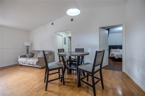 Снять в аренду кондоминиум в Дорал, Флорида 2 спальни, 79.62м2, № 2009228 - фото 3