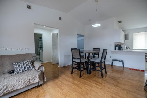 Снять в аренду кондоминиум в Дорал, Флорида 2 спальни, 79.62м2, № 2009228 - фото 4