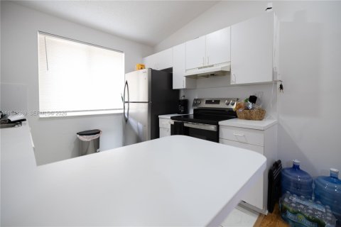 Снять в аренду кондоминиум в Дорал, Флорида 2 спальни, 79.62м2, № 2009228 - фото 9