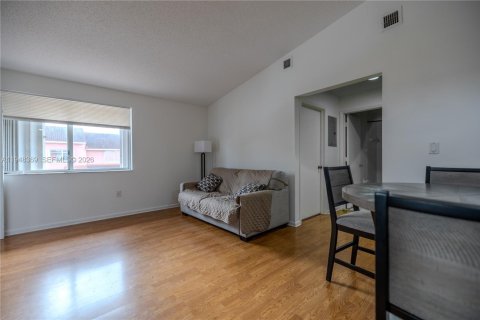 Снять в аренду кондоминиум в Дорал, Флорида 2 спальни, 79.62м2, № 2009228 - фото 2