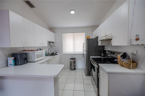 Снять в аренду кондоминиум в Дорал, Флорида 2 спальни, 79.62м2, № 2009228 - фото 10