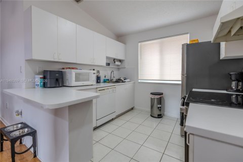 Снять в аренду кондоминиум в Дорал, Флорида 2 спальни, 79.62м2, № 2009228 - фото 11