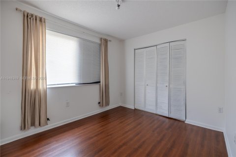 Снять в аренду кондоминиум в Дорал, Флорида 2 спальни, 79.62м2, № 2009228 - фото 12