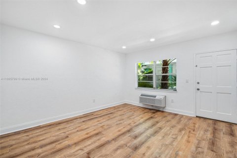 Condo in Miami Beach, Florida, 1 bedroom  № 1691407 - photo 9