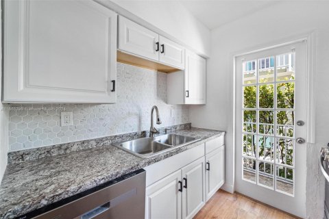Condo in Miami Beach, Florida, 1 bedroom  № 1691407 - photo 4