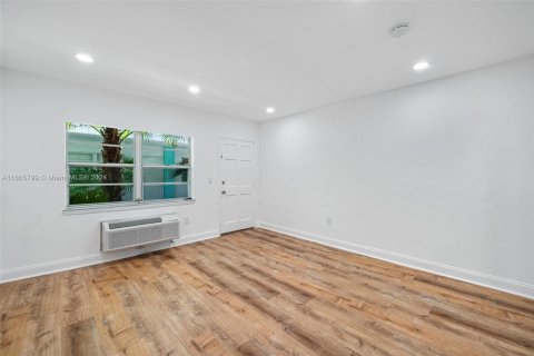 Condo in Miami Beach, Florida, 1 bedroom  № 1691407 - photo 1