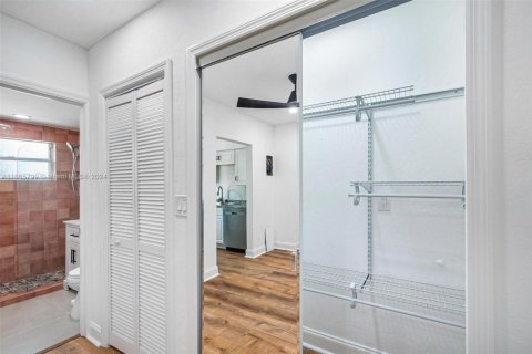 Condo in Miami Beach, Florida, 1 bedroom  № 1691407 - photo 12