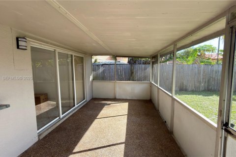 Снять в аренду виллу или дом в Мирамар, Флорида 3 спальни, 127.28м2, № 1989534 - фото 25