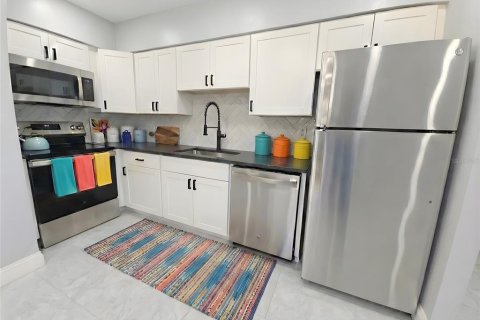 Villa ou maison à louer à Safety Harbor, Floride: 2 chambres, 98.01 m2 № 2156022 - photo 3