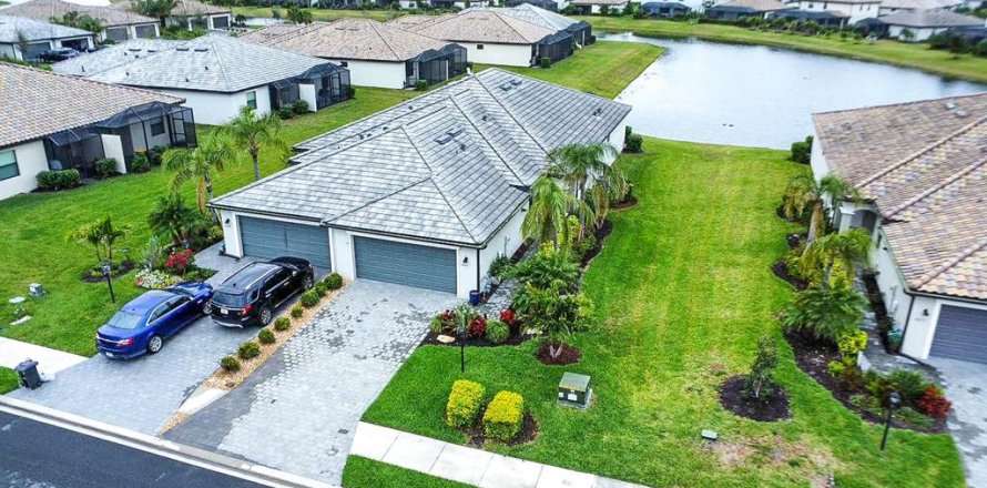 House in LORRAINE LAKES in Bradenton, Florida 2 bedrooms, 144.65 sq.m. № 1527056