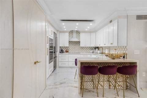 Condo in Bal Harbour, Florida, 2 bedrooms  № 2060812 - photo 12