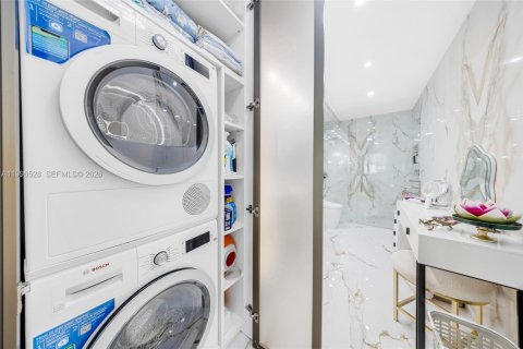 Condo in Bal Harbour, Florida, 2 bedrooms  № 2060812 - photo 27