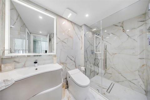 Condo in Bal Harbour, Florida, 2 bedrooms  № 2060812 - photo 24