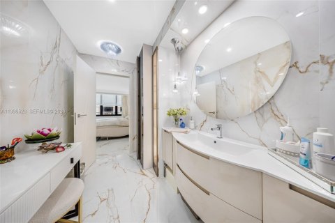 Condo in Bal Harbour, Florida, 2 bedrooms  № 2060812 - photo 25