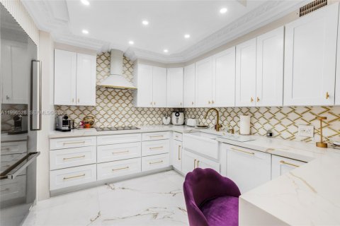 Condo in Bal Harbour, Florida, 2 bedrooms  № 2060812 - photo 13