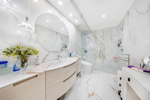 Condo in Bal Harbour, Florida, 2 bedrooms  № 2060812 - photo 23