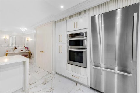 Condo in Bal Harbour, Florida, 2 bedrooms  № 2060812 - photo 16