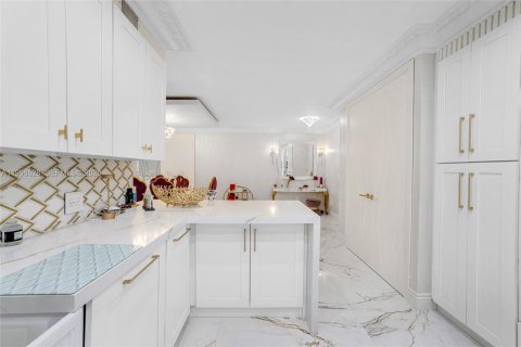 Condo in Bal Harbour, Florida, 2 bedrooms  № 2060812 - photo 15
