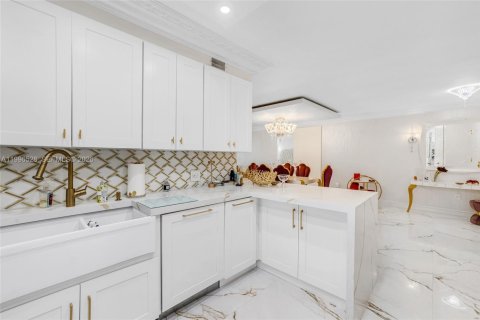 Condo in Bal Harbour, Florida, 2 bedrooms  № 2060812 - photo 14