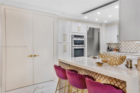 Condo in Bal Harbour, Florida, 2 bedrooms  № 2060812 - photo 11