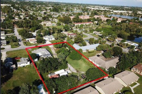 Commercial property in Palm Springs, Florida № 2146020 - photo 13