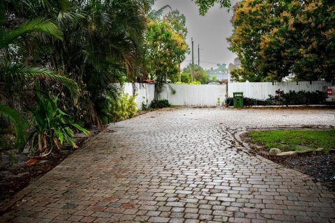 Commercial property in Palm Springs, Florida № 2146020 - photo 2