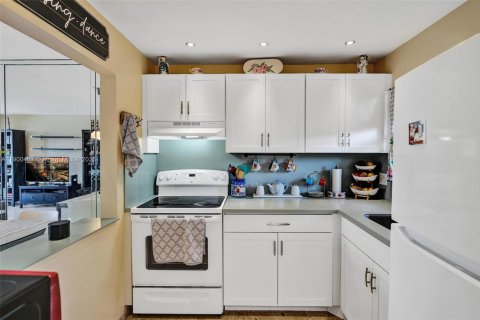 Condo in Sunrise, Florida, 1 bedroom  № 2015975 - photo 8