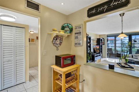 Condo in Sunrise, Florida, 1 bedroom  № 2015975 - photo 10