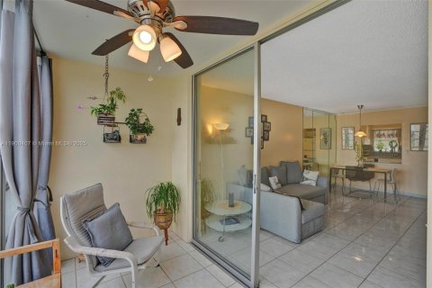 Condo in Sunrise, Florida, 1 bedroom  № 2015975 - photo 17