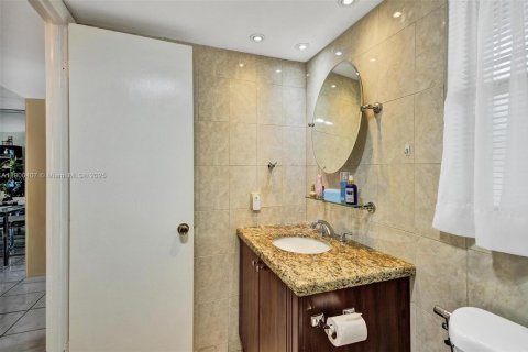 Condo in Sunrise, Florida, 1 bedroom  № 2015975 - photo 16